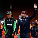 Max Verstappen (rechts) fährt weiter für Red Bull. © APA/afp / SIMON WOHLFAHRT