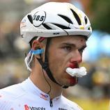 Radprofi Emilien Jeanniere kam am Montag sichtlich gezeichnet ins Ziel. © APA/afp / LOIC VENANCE