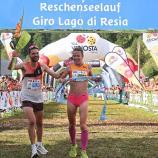 Selbes Bild wie im Vorjahr: Konstantin Wedel und Tereza Hrochova haben auch den Reschenseelauf 2025 für sich entschieden. © Newspower.it