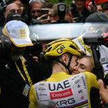 Tadej Pogacar mit seiner Freundin Urska Zigart. © APA/afp / MARCO BERTORELLO