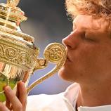 Utopisch: Jannik Sinner mit der Wimbledon-Trophäe. © APA/afp / KIRILL KUDRYAVTSEV
