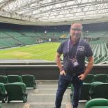 Jannik Sinner ist am Montagabend ins Viertelfinale von Wimbledon eingezogen, nachdem sein Gegner Grigor Dimitrov nach einer Zweisatzführung verletzt aufgeben musste. Unser Redakteur Stefan Peer ist in London vor Ort und schildert von dort aus seine Eindrücke. © stol