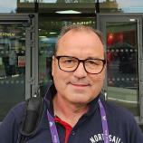 Unser Reporter Stefan Peer berichtet in London vom wichtigsten Tennisturnier der Welt. In diesem Video schildert er, wie die Fans aufs Wimbledon-Areal gelangen. Zudem wirft er einen Blick zurück auf Jannik Sinners Gala-Auftritt am Mittwochabend im Viertelfinale gegen Ben Shelton. © stol