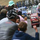 Zuschauer, Radsportler und Begleitfahrzeuge befinden sich bei der Tour auf Tuchfühlung. © APA/afp / LOIC VENANCE