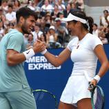 Carlos Alcaraz spielte gemeinsam mit Emma Raducanu © APA/afp / TIMOTHY A. CLARY