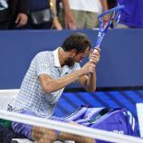 Daniil Medvedev lost his temper once again. © APA/afp / CHARLY TRIBALLEAU