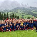 Hans Dorfner (ganz rechts) betreibt seit 1994 eine Fußballschule.