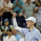 Jannik Sinner ballt die Faust: Der Südtiroler steht in Ohio im Achtelfinale. © APA / MATTHEW STOCKMAN