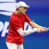 Jannik Sinner greift ins Geschehen ein. © APA / SARAH STIER