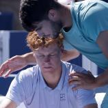 Jannik Sinner wurde nach seiner Aufgabe von Carlos Alcaraz getröstet. © ANSA / MARK LYONS