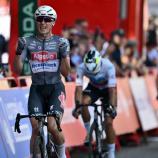 Jasper Philipsen passierte als Erster die Ziellinie in Novara. © APA/afp / MARCO BERTORELLO