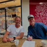 Johannes Thingnes Bø  bei der Vertragsunterschrift. © Social Media