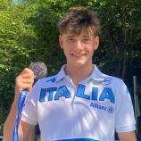 Lars Aaron Senoner strahlt über Silber.