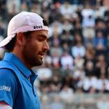 Matteo Berrettini kommt nicht mehr auf die Beine. © APA/afp / PIERO CRUCIATTI