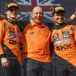 Oscar Piastri, Mark Ingham (Chefdesigner) und Lando Norris feierten in Ungarn. © ANSA / Zsolt Czegledi