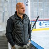 Patrick Bona answers questions. © HC Pustertal