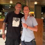 Prominenter Besuch: Marco Materazzi (links) mit Fan Nicolas Oberbacher  am Kalterer See.