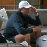 Ungewöhnliches Bild: Jannik Sinner beim Kartenspiel – und zwar während des Matches. © Screenshot