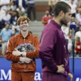 Alcaraz (rechts) brachte Sinner auf der Siegerehrung zum Schmunzeln. © ANSA / JOHN G. MABANGLO