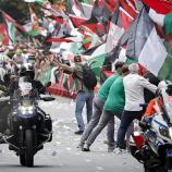 Aufgrund der heftigen Proteste musste die Etappe neutralisiert werden. © ANSA / Miguel Tona