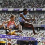 Daisy Jepkemei bewältigte den Hindernislauf mit nur einem Schuh. © ANSA / FRANCK ROBICHON