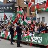 Die Polizei überwachte die Proteste. © APA/afp / ANDER GILLENEA