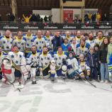 Freunde vom Jugendklub feiern Roland Battisti.