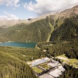 Herrliches Panorama: Die Südtirol Arena mit dem Antholzer See im Hintergrund. © Hannes Niederkofler