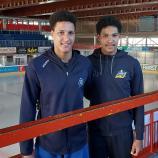 Hier hat vor zwölf Jahren alles angefangen: Gabriel und Raffael Nitz (von links) in der Eishalle von Brixen. © kp