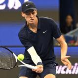 In dunkelblau: Jannik Sinner meldet sich zurück. © APA/afp / GREG BAKER