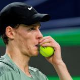 Jannik Sinner arbeitet an seinem Aufschlag. © ANSA / ALEX PLAVEVSKI