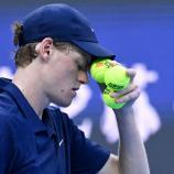 Jannik Sinner hatte im Peking-Halbfinale mit diversen körperlichen Probleme zu kämpfen. © APA/afp / WANG ZHAO