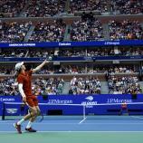 Jannik Sinner ist gegen Carlos Alcaraz gefordert. © APA/afp / KENA BETANCUR