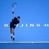 Jannik Sinner schlägt im Halbfinale von Peking auf. © APA/afp / WANG ZHAO