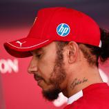 Lewis Hamilton steht in der Kritik. © APA/afp / SIMON WOHLFAHRT