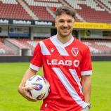 Mit einem Lächeln im Gesicht: Simon Straudi posiert im Trikot seines neuen Klubs. © fcenergie.de / Steve Seiffert