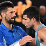 Novak Djokovic (l.) und Carlos Alcaraz kämpfen um ein Finalticket. © APA/afp / WILLIAM WEST