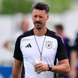 Sandro Wagner steckt mit Augsburg in der Krise. © AFP / TOBIAS SCHWARZ