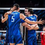 Simone Giannelli (far right) celebrates with his teammates. © Enzo Pinelli