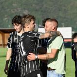 Tramin's double goalscorer David Toll (left) hugs Stefan Rellich as he bids farewell. © Daniel Dindo