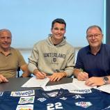 Unterland-Sportdirektor Paolo Bonazzo, Peter Tavernini und Präsident Karl Pichler bei der Vertragsunterschrift.