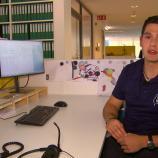 Dans notre série vidéo AlpsHL, Daniel Soraruf nous présente Weihenstephan, les Broncos de Wipptal. Nous rendons visite au défenseur et à deux de ses coéquipiers au travail. Soraruf, journaliste, affronte les Broncos sur la glace et à la patinoire. © stol