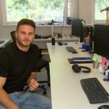 In unserer großen Eishockey-Videoserie präsentieren wir heute die Unterland Cavaliers – oder vielmehr ein Unternehmen, in dem die Cavs ihren Rittner Erzrivalen längst den Rang abgelaufen haben. Kapitän Tobias Brighenti hat sich die SportNews-Kamera geschnappt und interviewt für uns seine Unterlander Arbeits- bzw. Teamkollegen. Und das mit einer gehörigen Brise Humor. © stol