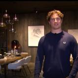 Dans notre série vidéo, nous présentons les clubs de hockey sur glace du Tyrol du Sud. Cette fois, l'attaquant de Val Gardena, Samuel Moroder, nous en dévoile les coulisses. Le jeune homme de 28 ans nous fait d'abord découvrir son impressionnant lieu de travail au sein de l'entreprise familiale Heimtex, qui fabrique et commercialise des meubles de maison haut de gamme. Nous nous rendons ensuite à la patinoire, où Moroder adresse des questions coquines à ses coéquipiers. © stol