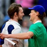 Alexander Bublik (links) und Jannik Sinner (rechts) kennen sich auf dem Court bestens. © APA/afp / JULIEN DE ROSA