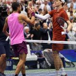 Am 10. September standen sich Carlos Alcaraz (links) und Jannik Sinner im Finale der US Open letztmals gegenüber. © APA / CLIVE BRUNSKILL