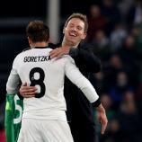Germany coach Julian Nagelsmann with Leon Goretzka. © APA/afp / PAUL FAITH
