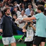 Die beiden Cousins Valentin Vacherot (links) und Arthur Rinderknech (rechts) spielen den Titel unter sich aus. © APA/afp / HECTOR RETAMAL