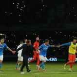 Die Napoli-Spieler mit ihrem Cheftrainer Antonio Conte (in schwarz) lassen sich von ihren Fans feiern. © APA/afp / CARLO HERMANN
