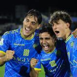 Emanuele Zuelli (links) feiert mit seinen Carrarese-Teamkollegen. © Instagram/Carrrarese